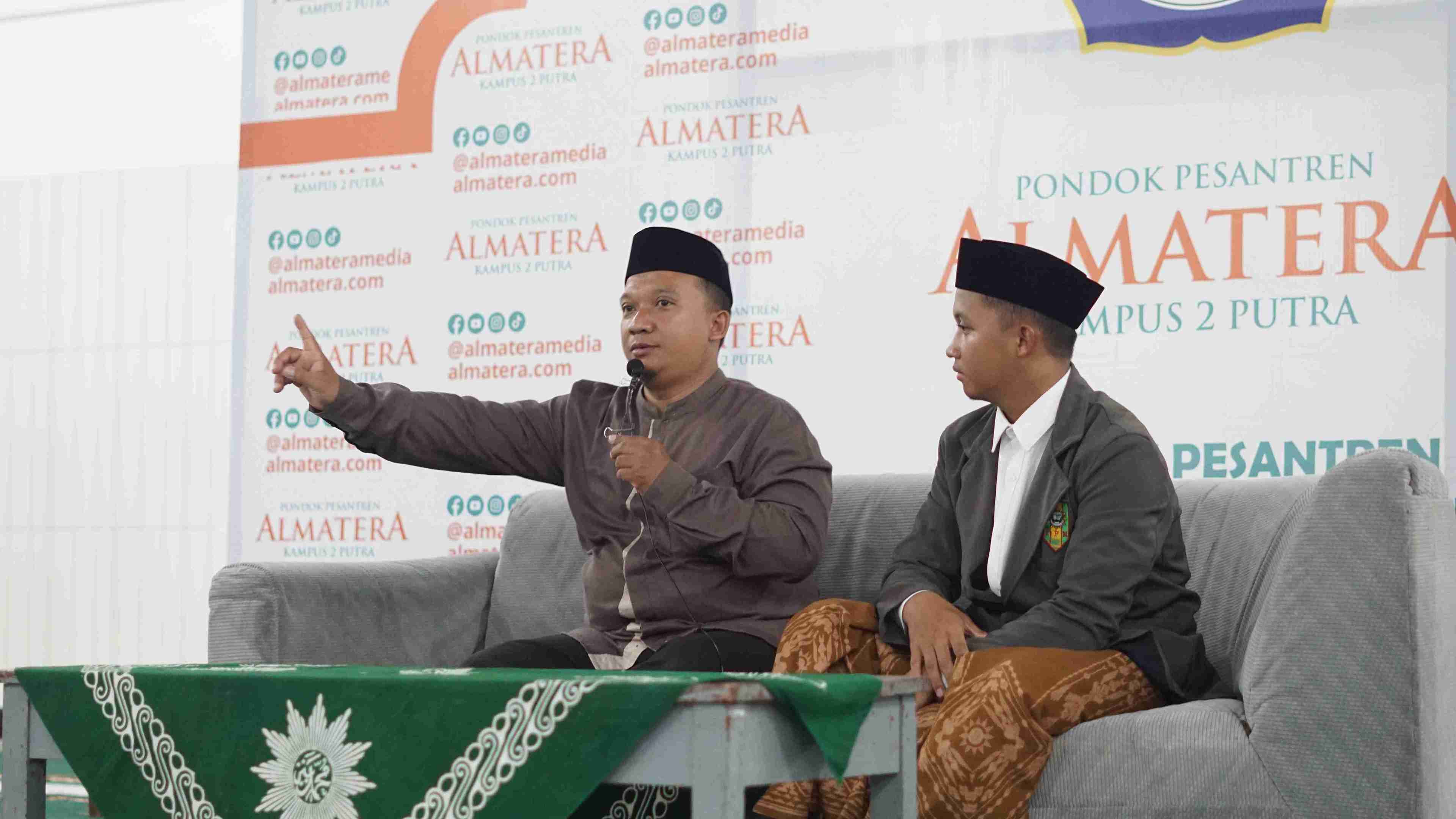 Slide kegiatan santri 3