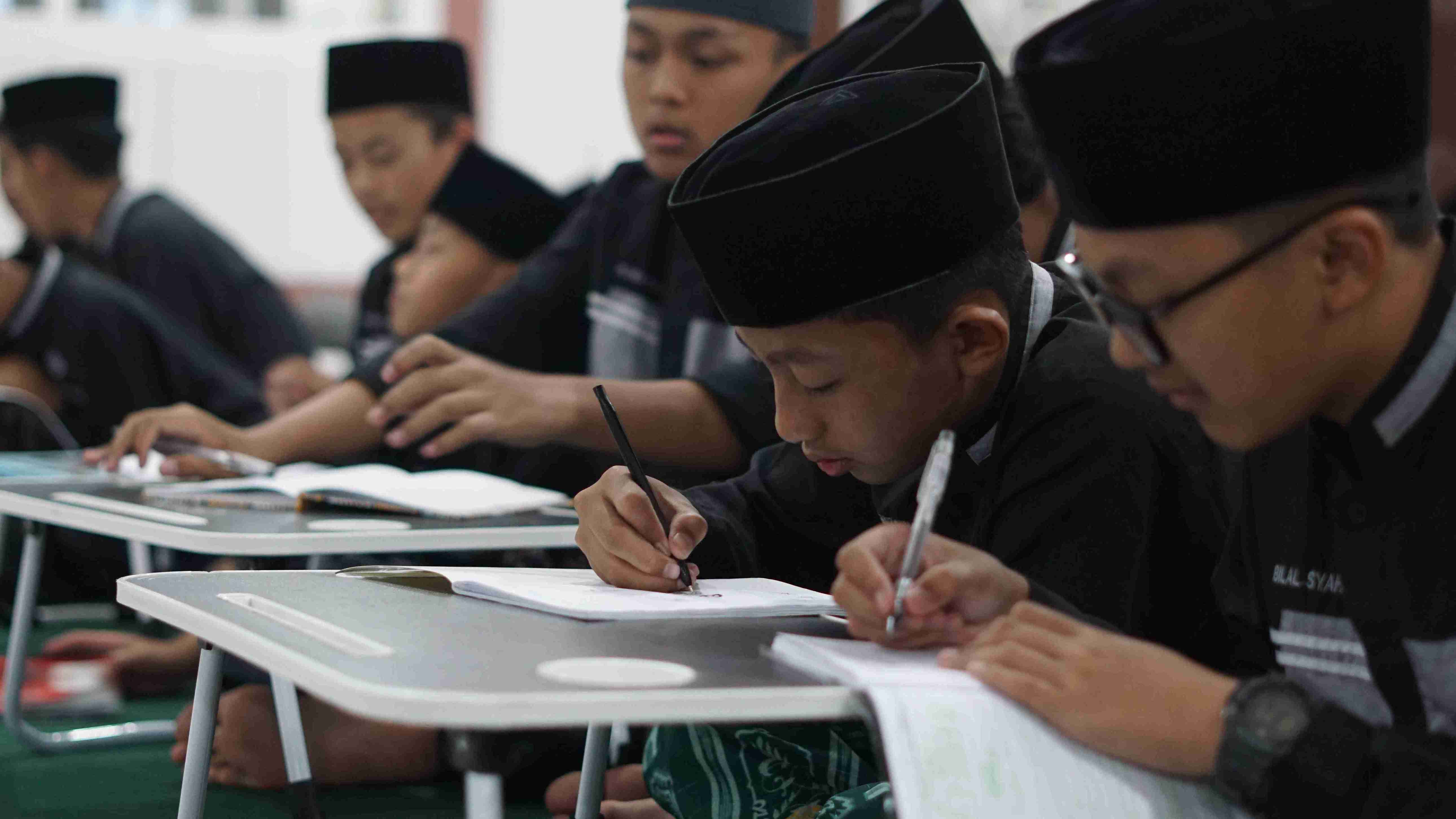 Slide kegiatan santri 2